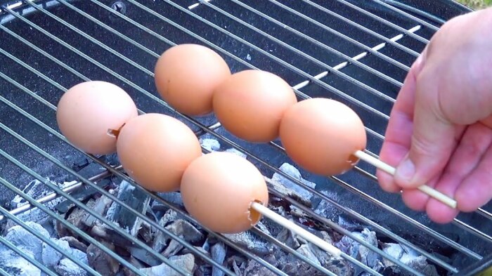 Яйца на гриле — это нечто особенное и занимательное. /Фото: i.ytimg.com
