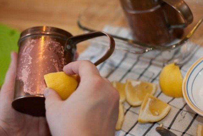 Соль с лимоном - хорошее средство для очистки меди от налета. /Фото: photo-3-baomoi.zadn.vn