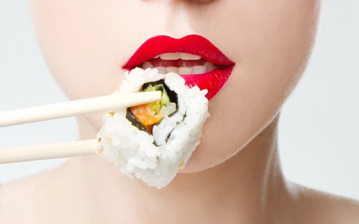 Как правильно есть суши знают не все. /Фото: weekly.com.ua