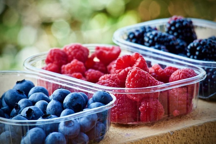 Плесень на мягких фруктах и ягодах — это тревожный признак. /Фото: p0.pikist.com