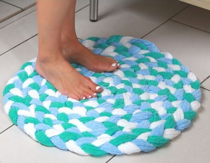 Такой коврик станет украшением и функциональным дополнением любой ванной комнаты. /Фото: i.pinimg.com