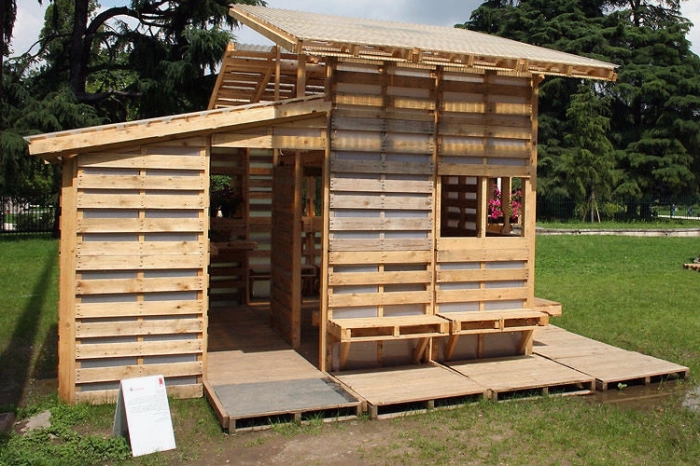 Из деревянных поддонов можно соорудить целый дом. /Фото: archzine.fr