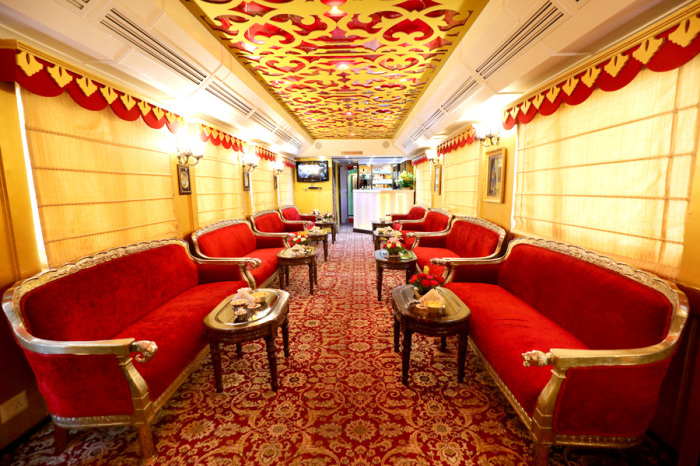 Цвета лаунж-бар поезда Palace on Wheels подчеркивают национальный колорит. /Фото:  luxetrains.com