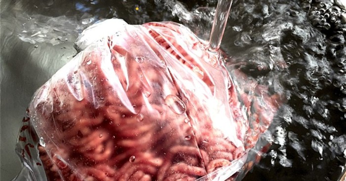 Опустив замороженные продукты в кипяток, их можно быстро разморозить. /Фото: image.forskning.no