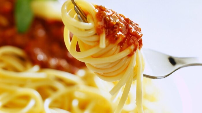 Спагетти должны быть длинными, так их будет удобнее есть. /Фото: i.ytimg.com