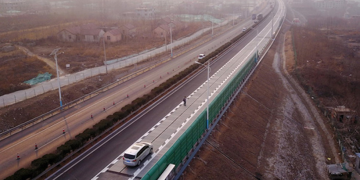 Эта дорога вошла в число первых магистралей из солнечных панелей. /Фото: ilpost.it