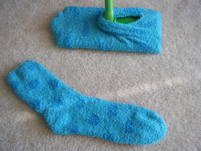 Удобная тряпка для уборки из старого носка. /Фото: cleaneatingwithkids.com