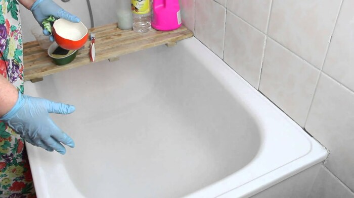 Небольшая хитрость сделает ванну сияющей, белоснежной и красивой. /Фото: i.ytimg.com