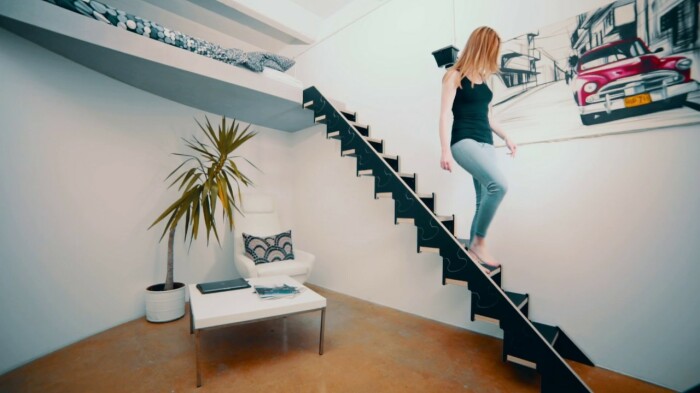 При необходимости лестница легко разворачивается. /Фото: i.ytimg.com