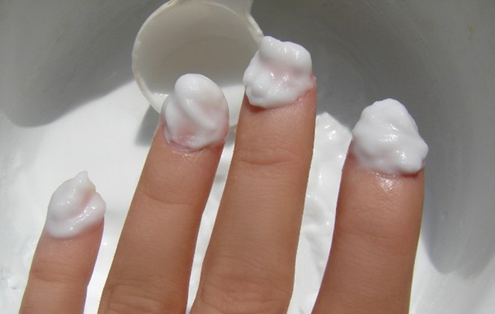 Кашица из соды и воды помогает отбелить ногтевые пластины. /Фото: inlifehealthcare.com