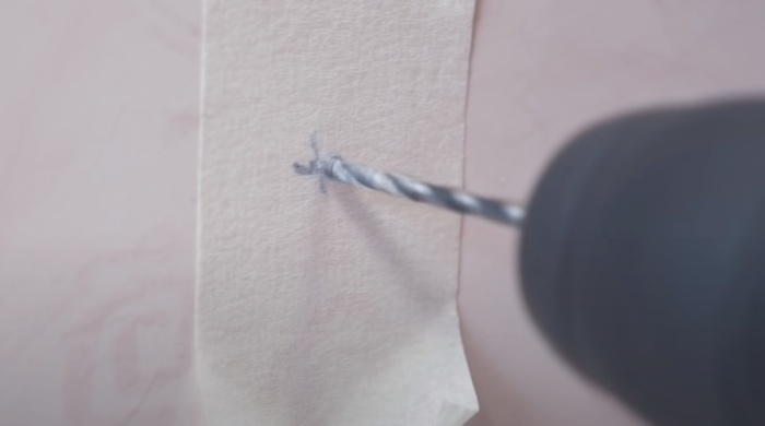 Кусочек малярной ленты на гладкой плитке помогает удержать сверло в одной точке. / Фото: youtube.com/watch?v=qmwJijo4q5Y