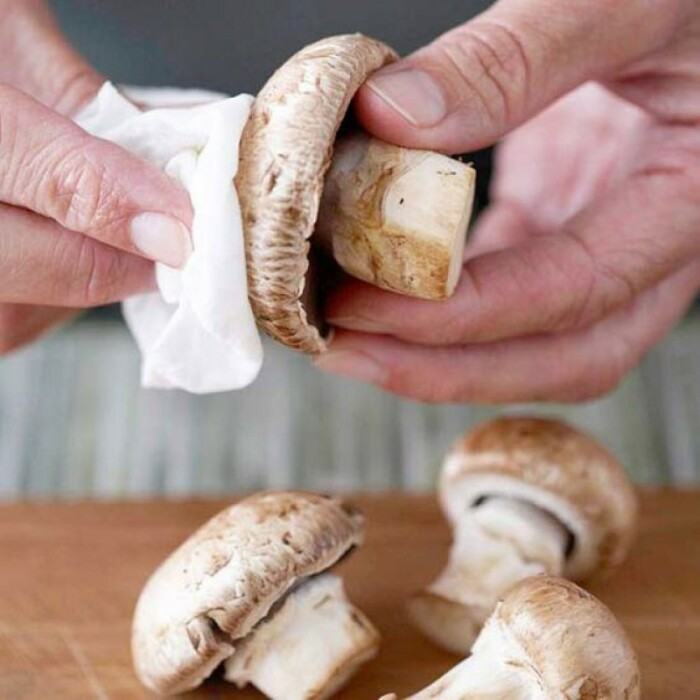 Мыть грибы под краном — не лучшая идея для готовки, лучше протереть их щеткой или салфеткой. /Фото: v.img.com.ua