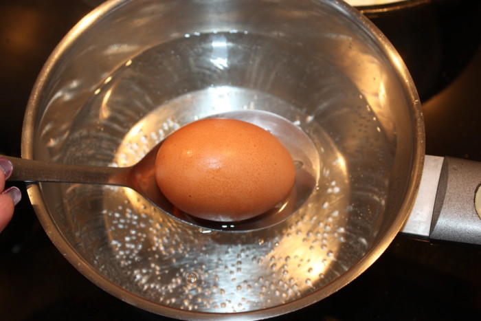 Зная маленький секрет, можно сварить даже разбитые яйца. /Фото: eda-offline.com