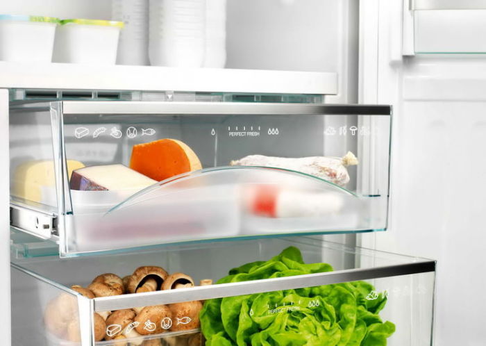 Место в холодильнике можно сэкономить, если складывать в него не все овощи и фрукты. /Фото: blog.comfy.ua