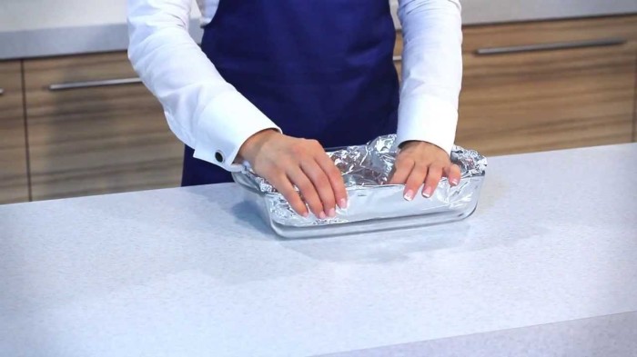 Если использовать алюминиевую фольгу перед готовкой, то можно сэкономить время на легком мытье посуды. /Фото: i.ytimg.com