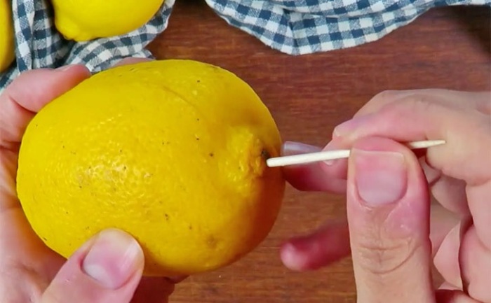 Этот простой лайфхак поможет гораздо проще получать лимонный сок. /Фото: steaklovers.menu