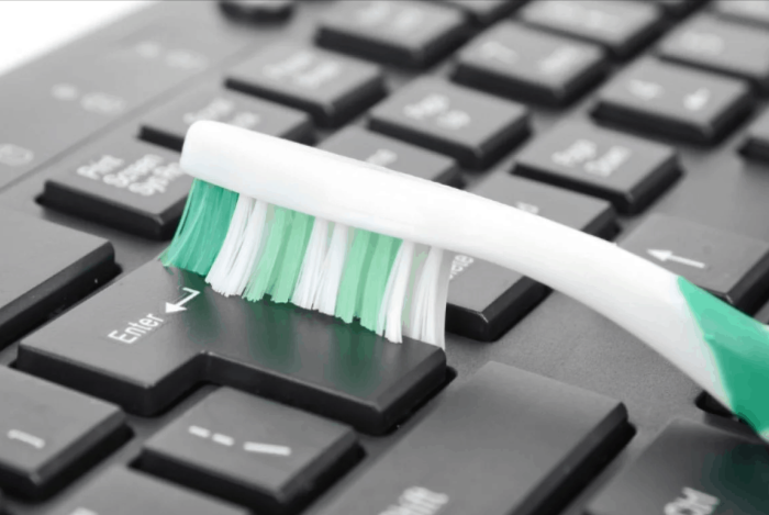 Почистить клавиатуру очень просто, если под рукой есть зубная щетка. /Фото: zetapremia.com.gt