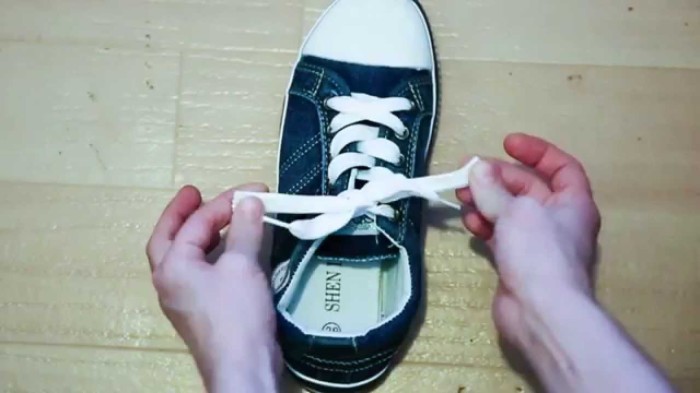 Чтобы шнурки не растрепались, опустите их кончики в воск. /Фото: i.ytimg.com