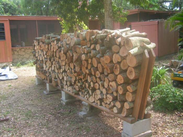 Поленницу можно сделать вытянутую и узкую, по длине дров. /Фото: content.instructables.com