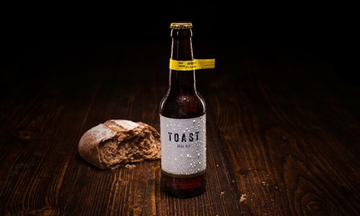 Пиво от компании Toast Ale, которое готовится с использованием излишков хлеба. /Фото: guatesostenible.com