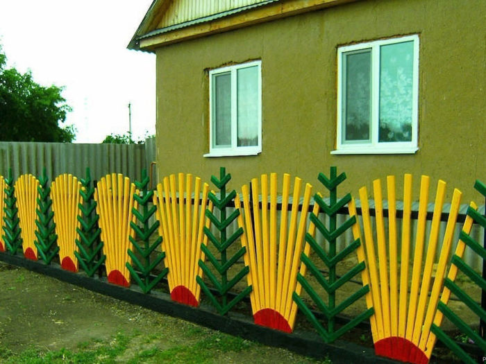Забор из штакетника уже не выглядит банальным благодаря расположению планок «веером» и «елочкой». /Фото: cs6.livemaster.ru