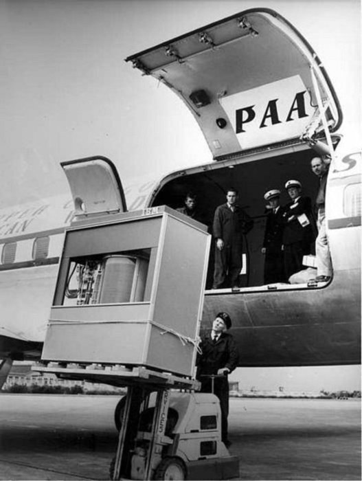 Жесткий диск при погрузке в самолет в 1956 году. /Фото: k33.kn3.net