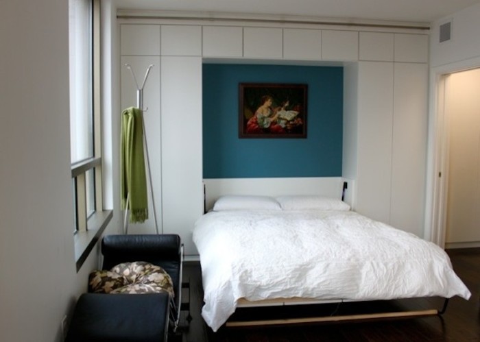 Встроенная модель кровати — оптимальное решение для квартиры, где есть ниша. /Фото: womanadvice.ru