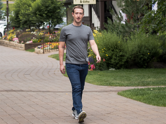 Основателя Фейсбука Марка Цукерберга, состояние которого насчитывает 70 миллиардов долларов, можно принять за простого прохожего. /Фото: cdn.24.co.za