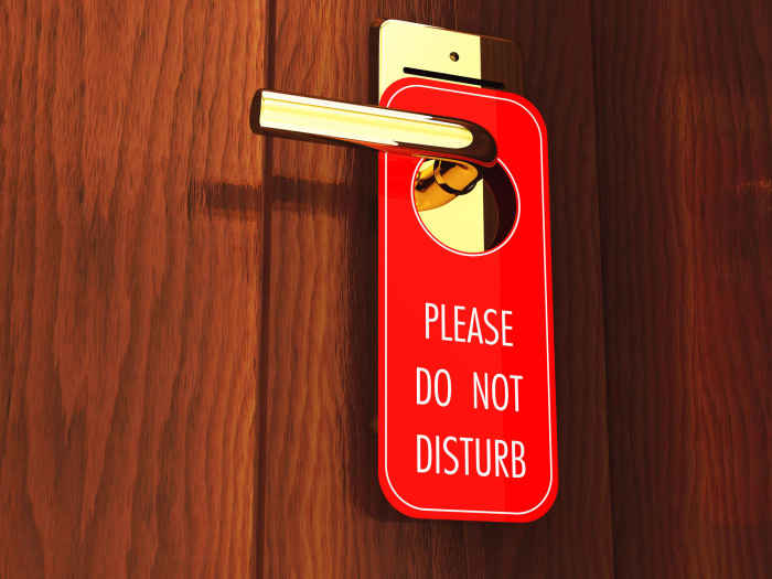 Повесьте запрещающую табличку на дверь. /Фото: images.huffingtonpost.com
