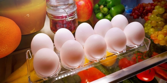 Размещать яйца и молочные продукты на боковых полках в холодильнике — неправильно. /Фото: retete-usoare.info