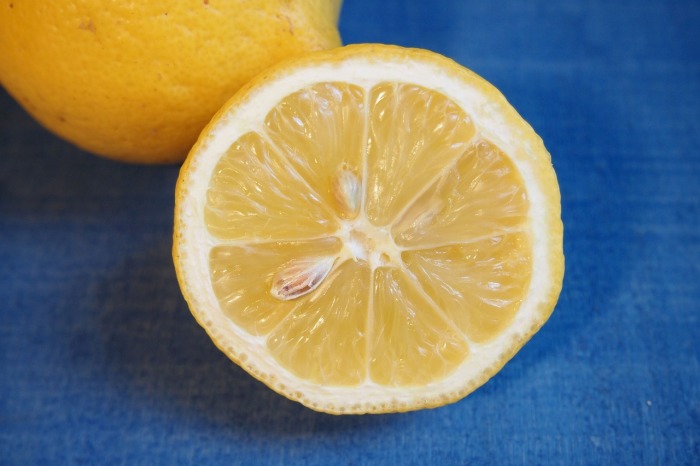 Не разрезайте лимон напополам. /Фото: cdn.pixabay.com