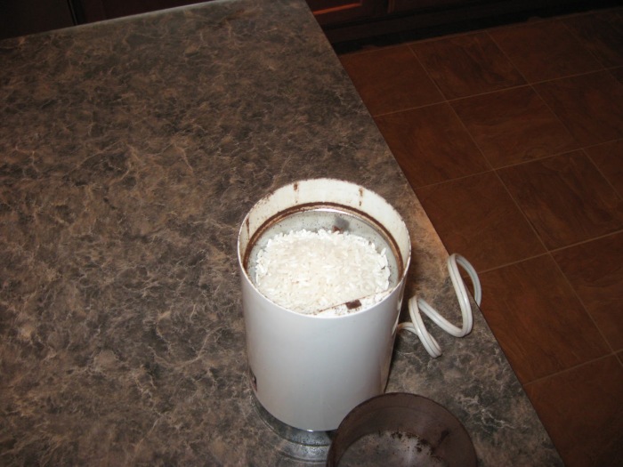 Измельчение риса поможет очистить кофемолку. /Фото: 4.bp.blogspot.com