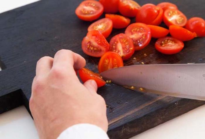 Резать помидоры надо уметь. /Фото: profermu.com