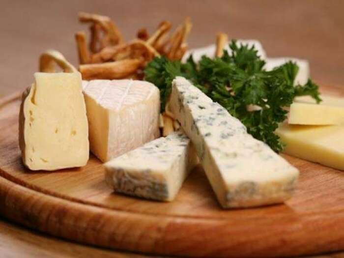 Твердый сыр не особо подвержен распространению плесени. /Фото: metbuat.az