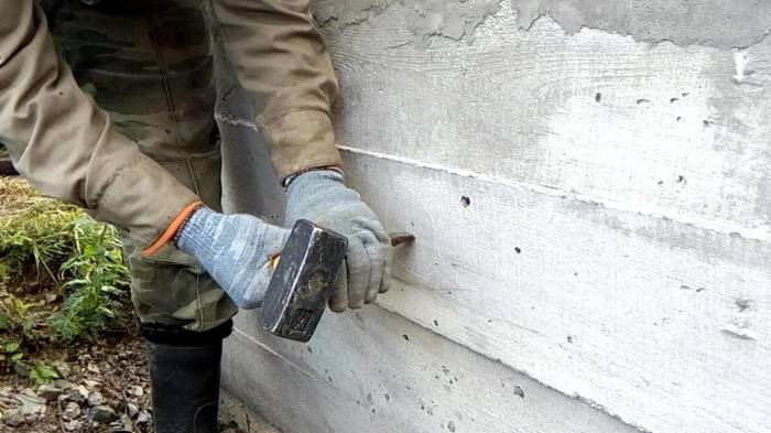 Трещины в бетоне нужно сразу заделывать. /Фото: betonyug.com