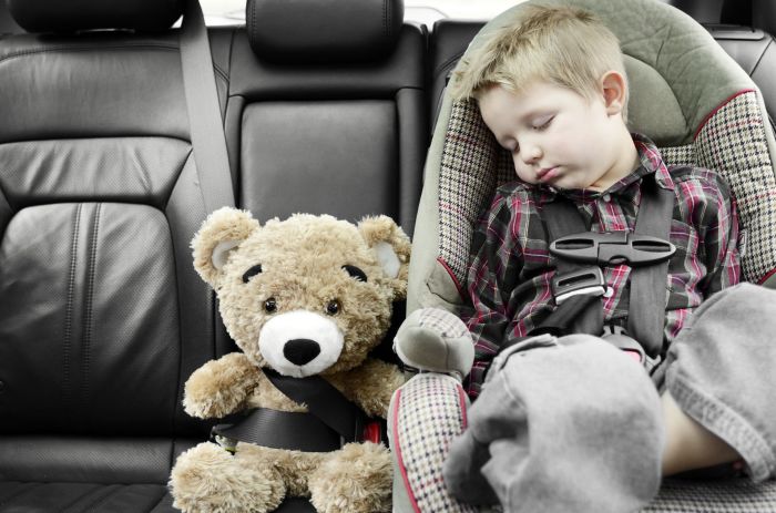 Когда в машине малыш, требуется особая осторожность. /Фото: verywellfamily.com