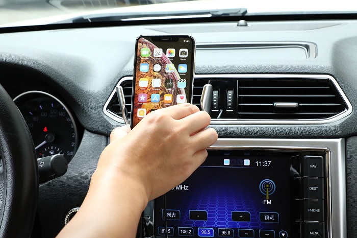 Автоматический держатель позволяет моментально зафиксировать смартфон, не отвлекаясь от дороги. /Фото: ae01.alicdn.com
