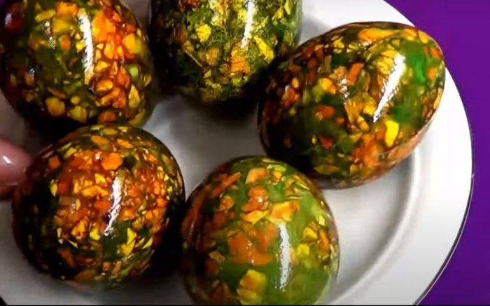 «Мраморные» яйца на основе луковой шелухи и зеленки. /Фото: youtube.com/watch?time_continue=1&v=XduwPc0l9CU&feature=emb_logo