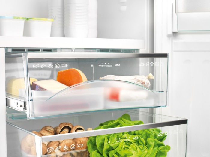 В холодильнике губка может сыграть решающую роль в сохранении свежести и вкуса. /Фото: hea.de