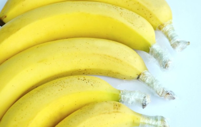 Немножко фольги или пленки, капелька мастерства и бананы пролежат на кухне минимум неделю. /Фото: otdyhayem.files.wordpress.com