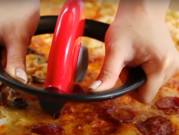 Необычный нож поможет нарезать пиццу красиво и на равные кусочки. /Фото: youtube.com