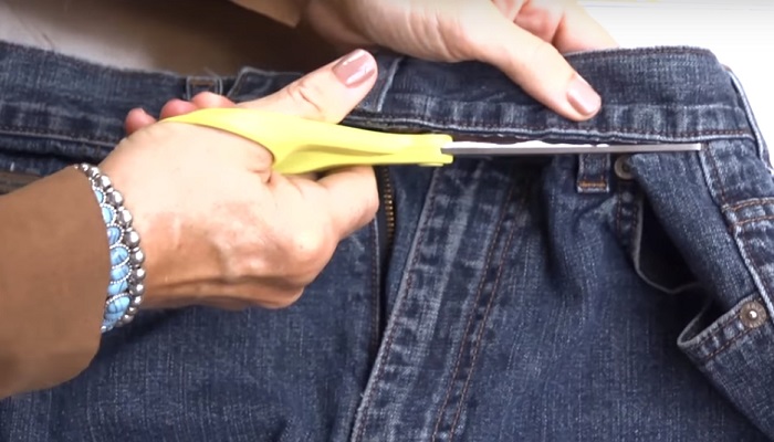 Правильно обрезав старые джинсы, можно создать себе универсального помощника во многих делах.