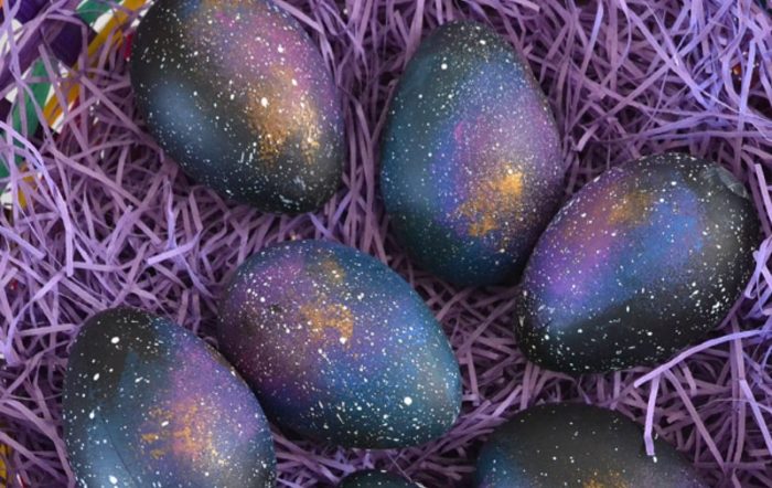 Космические яйца — эксклюзивное украшение праздничного стола. /Фото: monocler.ru