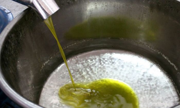 Навести порядок в блюдах и на кухне поможет оливковое масло. /Фото: vkcyprus.com