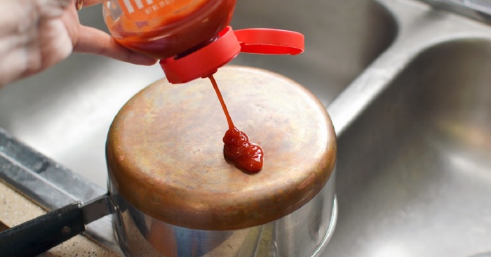С кетчупом вся посуда будет просто сиять как новая. /Фото: blogadmin.bro4u.com