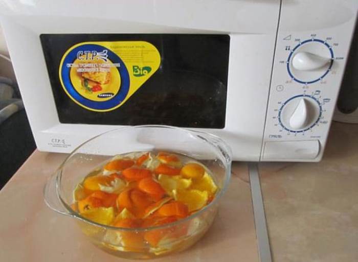 Апельсин приходит на выручку в борьбе с несложными загрязнениями. /Фото: veseldom.com