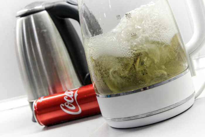 Напитки неплохо очищают чайники. /Фото: roscontrol.com