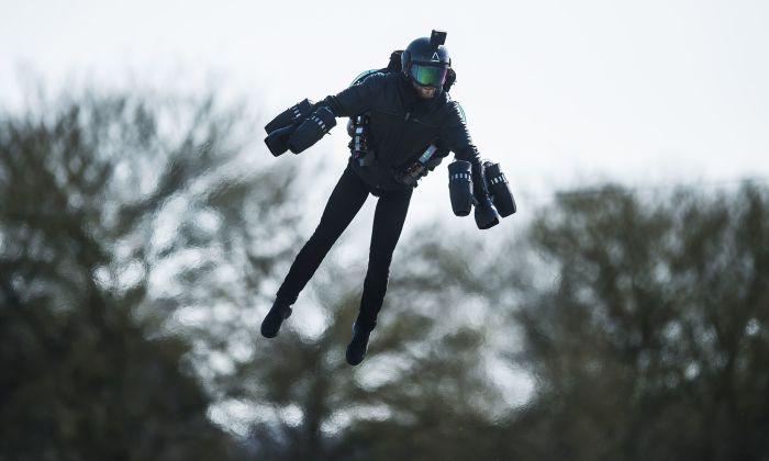 Летающий костюм Gravity Jet Suit. /Фото: img.newatlas.com