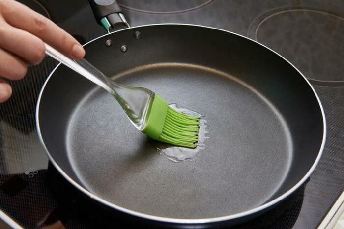 Даже с новомодными сковородками немного масла не помешает. /Фото: 4.404content.com