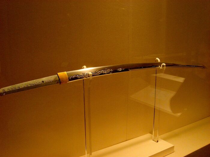 Японцы сохранили традиционное искусство создания мечей. /Фото: cdn.shopify.com